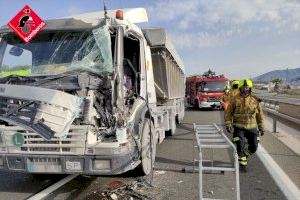 Brutal accidente entre dos camiones en la A-31 en Alicante