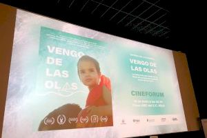 El alcalde llama a combatir la intolerancia “con pedagogía” en el estreno de ‘Vengo de las olas’, el documental sobre una familia refugiada en Elche