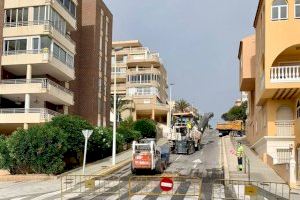 El Ayuntamiento de Elche sigue mejorando la imagen de Arenales del Sol con la renovación del asfaltado