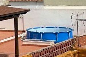 Los aparejadores valencianos advierten del grave riesgo que puede suponer la instalación de piscinas portátiles en terrazas o azoteas