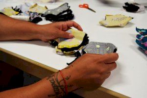 Las mujeres del centro social Xenillet confeccionan mascarillas en un taller de creatividad textil y las donan al colegio Juan XXIII