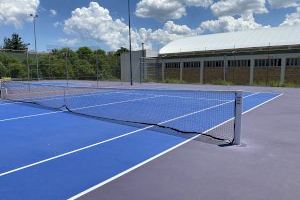 Finaliza la rehabilitación de tres pistas de tenis en el polideportivo municipal de Requena