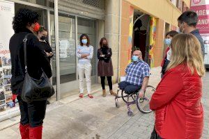 Puerta reivindica el paper de les associacions en la inclusió social de col·lectius amb discapacitat en la seua visita a Cecemfe Maestrat