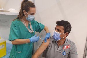 Carlos Mazón recibe la vacuna de Janssen contra la COVID-19