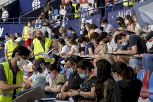Cerca de 3.000 personas toman las gradas del estadio del Levante UD en la oposición de administrativos de la Diputación de València
