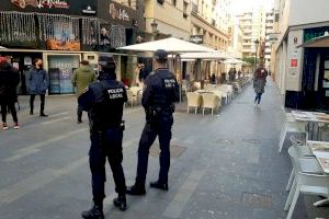 Alicante se opone a la retirada de mascarillas y pide que vaya acompañada de la supresión de restricciones a la hostelería