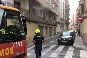 Grave incendio calcina una vivienda de Alicante