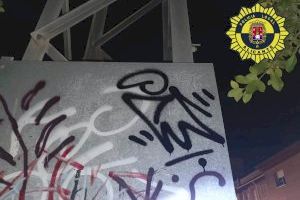 La Policía Local denuncia a tres jóvenes por pintar una torre eléctrica en La Albufereta