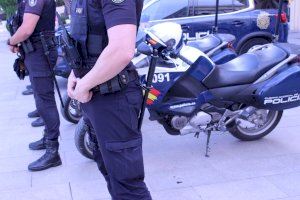 Un vecino evita que un hombre estrangule a su mujer en plena calle en Valencia