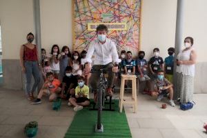 El col·legi Cervantes d'Alcàntera de Xúquer tanca el curs pedalant cap a un futur sostenible