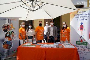 Asleuval “pone la mesa” informativa en Burjassot en la Semana Europea contra la Leucemia