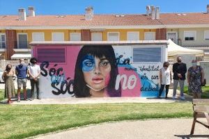 Sueca pinta un mural reivindicativo por los derechos del colectivo LGTBIQ+
