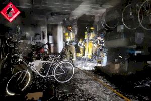 Un gato muere en un incendio en una tienda de bicicletas anexa a una vivienda en L'Alfàs del Pi