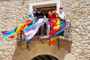 La Vila Joiosa cuelga la enseña arco iris y trans en la Casa-Museo de la Barbera