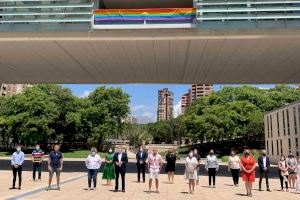 Benidorm se suma el Día Internacional del Orgullo iluminando el Castell con los colores de la bandera arcoíris