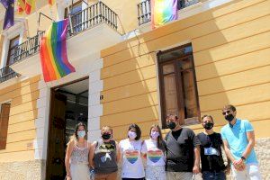 Oliva celebra el Dia de l'Orgull LGTB+ amb un acte reivindicatiu ple de música, so i color