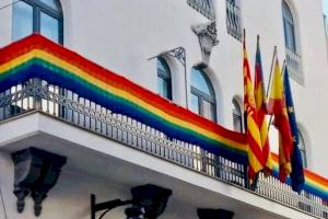 La bandera LGTBI luce en el Ayuntamiento de Buñol