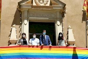 Elda se suma a los actos del Día del Orgullo LGTBI con la lectura de un manifiesto y la colocación de la bandera arco iris en el balcón consistorial
