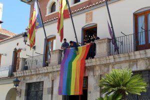 Nules cuelga la bandera LGTBI+ en el balcón del Ayuntamiento en el Día Internacional del Orgullo