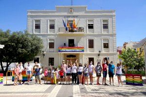 Benetússer pinta su mobiliario urbano con el arcoíris para celebrar el Día del Orgullo LGTBI+