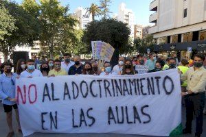 Vox Alicante acude a la concentración en apoyo a la libertad educativa