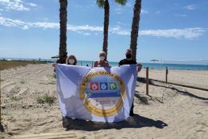 El litoral de Xilxes ja llueix les banderes de "Platges sense fum"