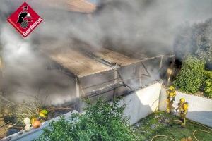 Un incendi provoca xicotetes explosions en un habitatge de Torrevella
