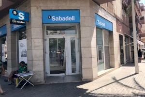 El alcalde plantea al banco Sabadell que reconsidere el cierre de la oficina de El Altet