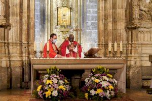 El cardenal Robert Sarah visita en Valencia la Catedral, junto al cardenal Cañizares, para venerar el Santo Cáliz en el Año Jubilar Eucarístico