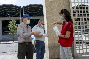 El Colegio de Médicos de Castellón (COMCAS) pide a la población que no se relaje y siga usando la mascarilla