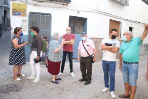Ballester escucha las demandas de los vecinos y se compromete a rehabilitar el portal de Sant Pere