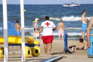 Rescatan a un hombre a punto de ahogarse en la playa de la Malvarrosa de Valencia