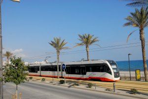 La Generalitat ofrece 286 tranvías diarios de TRAM d'Alacant en dirección a las playas del área metropolitana