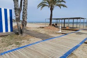 Benicàssim reactiva este sábado el servicio de baño adaptado en la playa Almadraba