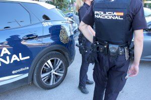 Una dona realitza un doble robatori a un home major a València