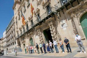 El Ayuntamiento de Alicante guarda un minuto de silencio como muestra de condena por el asesinato de Samuel