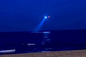 Buscan a un hombre que iba a la deriva agarrado a un flotador en la playa de Motilla en Sueca