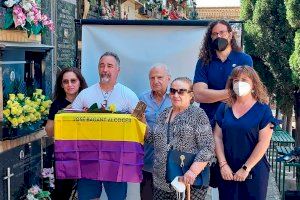 La filla del saguntí José Bagant Alcocer recull les seues restes de la fossa 128 de Paterna