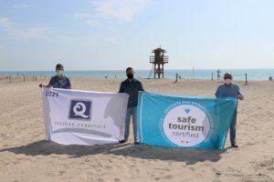 Las banderas Q de Calidad y Safe Tourism Certified ya ondean en las playas de Sagunto