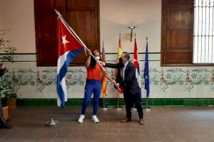 Joan Calabuig participa en la entrega de la bandera de Cuba a la atleta cubana que entrena en Castelló y abandera los Juegos Olímpicos de Tokio 2021