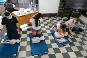 Alumnos del centro educativo Santiago Apóstol aprenden primeros auxilios con su enfermera escolar y con el uso de maniquíes de entrenamiento