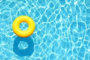 Estabilizada una mujer con síntomas de ahogamiento en una piscina en Benidorm