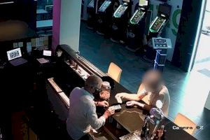 Delictes a la Vega Baixa: roba un telèfon intel·ligent, efectiu en un bar, usa la targeta i plena el depòsit sense pagar