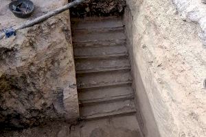 Las excavaciones sacan a la luz la entrada y las escaleras del refugio antiaéreo de la plaza de Baix