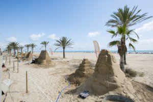 La playa de Gandia se llena de esculturas de arena monumentales