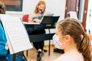 CaixaBank y la FSMCV convocan la octava edición de becas para el alumnado de escuelas de música con una dotación de 300.000 euros