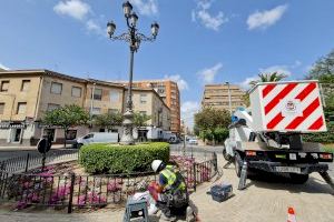 El Ayuntamiento de Elda inicia la restauración de ‘La Farola’ con la instalación de tecnología LED y una nueva pintura con los detalles en dorado