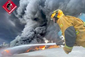 Els bombers donen per controlat l'incendi en una fàbrica a Sant Vicent del Raspeig
