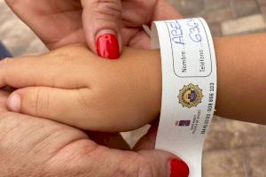 Este ayuntamiento de Castellón reparte pulseras identificativas para evitar extravíos de menores