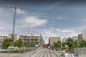 Una octogenaria herida tras impactar una grúa de una obra en un edificio en Valencia